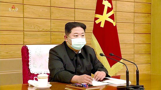 김정은 북한 국무위원장이 14일 열린 노동당 정책협의회에서 마스크를 착용한 채 최대비상방역체계를 점검하는 회의를 하고 있다. [연합뉴스]