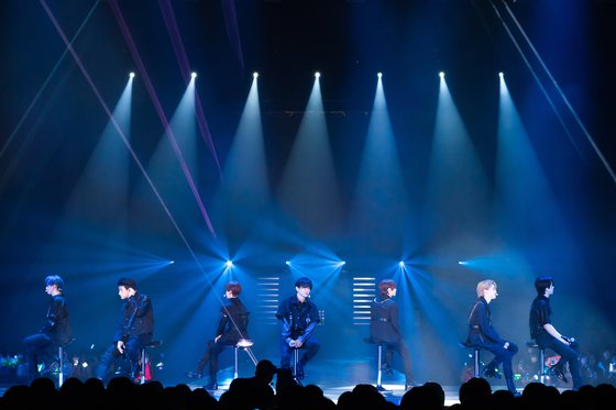 14일 일본 치바현 마쿠하리메세에서 열린 '케이콘(KCON)2022 프리미어 인 도쿄' 콘서트에서 아이돌 그룹 INI가 공연을 하고 있다. [CJ ENM 제공]