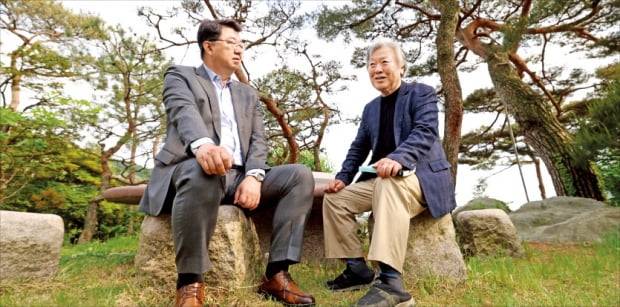 이문열 선생과 조일훈 한국경제신문 논설실장이 부악문원 정원으로 자리를 옮겨 이야기를 나누고 있다. 김범준 기자