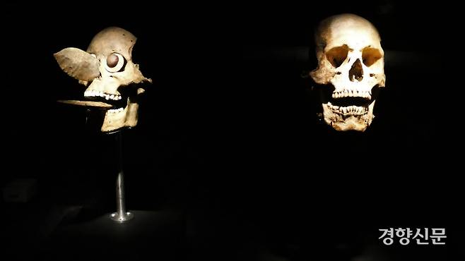 템플로 마요르 봉헌물에서 발견된 가면(왼쪽, 15세기)은 아스테카 정예 전사들의 머리뼈로 만들었다. 부싯돌과 조개껍데기를 더했다. 촘판틀리에 진열한 머리뼈는 전쟁에서 패배한 적군들의 것으로 추정한다. 김종목 기자
