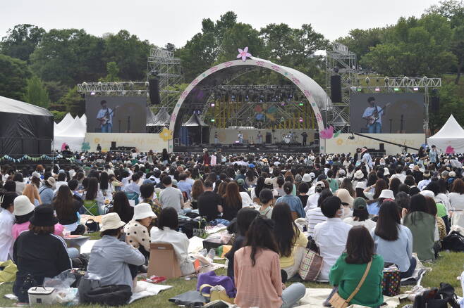 People watch stage performances at “Beautiful Mint Life 2022” at the Olympic Park’s 88 Jandi Madang in southeastern Seoul on Saturday. (Jie Ye-eun/The Korea Herald)