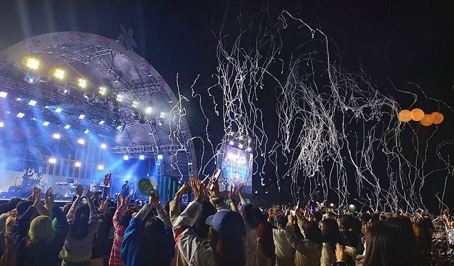 People watch stage performances at “Beautiful Mint Life 2022” at the Olympic Park’s 88 Jandi Madang in southeastern Seoul on Saturday. (Jie Ye-eun/The Korea Herald)