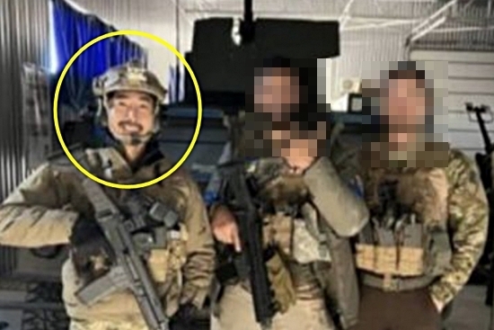 이근(왼쪽) 전 해군특수전전단 대위의 사진이 지난달 4일 한 온라인 커뮤니티 사이트에 올라왔다. 이 전 대위는 외국인 대원 2명과 총을 들고 카메라를 응시했다. 온라인 커뮤니티 캡처