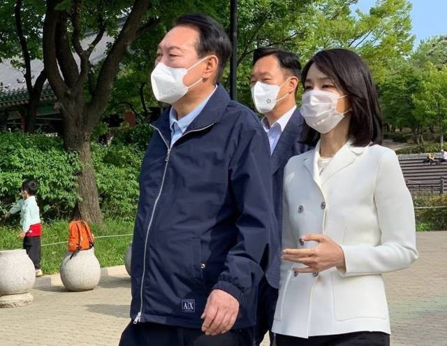 윤석열 대통령과 김건희 여사가 취임 후 첫 주말인 지난 14일 서울 중구 퇴계로 남산골한옥마을을 방문, 주변을 산책하고 있다. 연합뉴스.