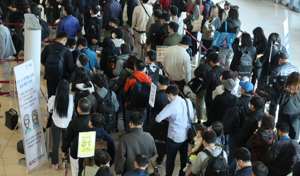 주말을 앞둔 지난달 15일 김포공항 국내선 출발장이 여행객으로 붐비고 있다. [사진 출처 = 연합뉴스]