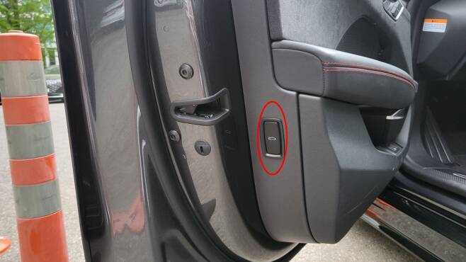 아우디 RS e-트론 GT의 보닛 버튼. 운전석 문 옆쪽에 있다./사진=이강준 기자