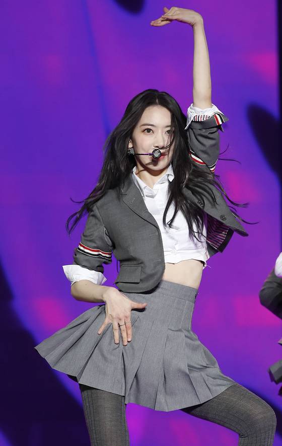 (서울=뉴스1) 권현진 기자 = 하이브 최초 걸그룹 르세라핌(LE SSERAFIM) 사쿠라가 2일 서울 중구 장충체육관에서 열린 데뷔 앨범 ‘FEARLESS’ 미디어 쇼케이스에서 신곡을 선보이고 있다. 2022.5.2/뉴스1
