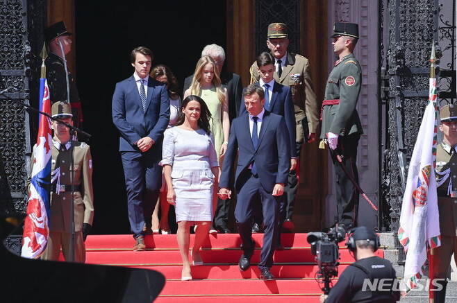 [부다페스트(헝가리)= AP/뉴시스] 헝가리의 새 대통령 카탈린 노박이 남편 이슈트반 베레스와 함께 5월 14일 국회의사당 앞에서 취임식을 마치고 단상에서 내려오고 있다.