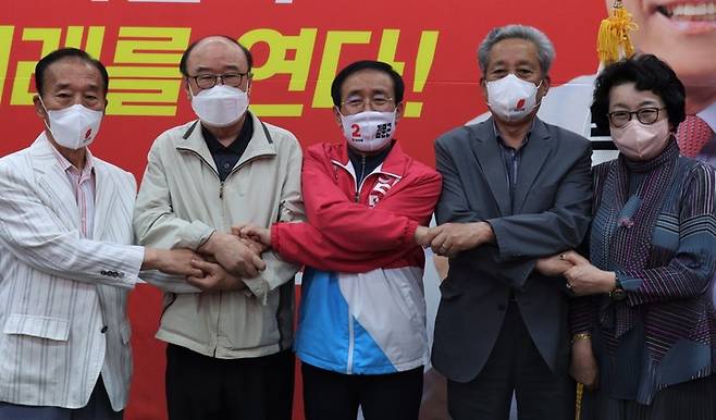 김문근 후보 지지하는 전 단양군수들. 조남성 전 부지사, 이건표 전 군수, 김 후보, 정하모 전 군수, 전 김동성 군수 미망인 박승숙씨(왼쪽부터) *재판매 및 DB 금지