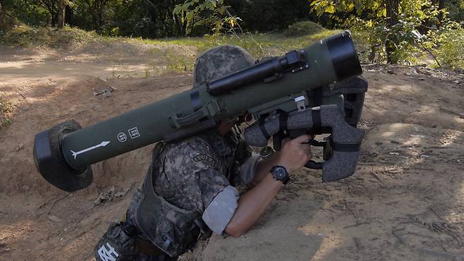 한국군 병사가 현궁 대전차미사일을 가상 표적을 향해 조준하고 있다. 세계일보 자료사진