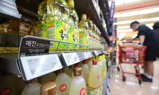 식용유 공급 차질 등으로 15일 서울의 한 대형마트에 판매 중인 일부 식용유가 매진 상태다. 연합뉴스