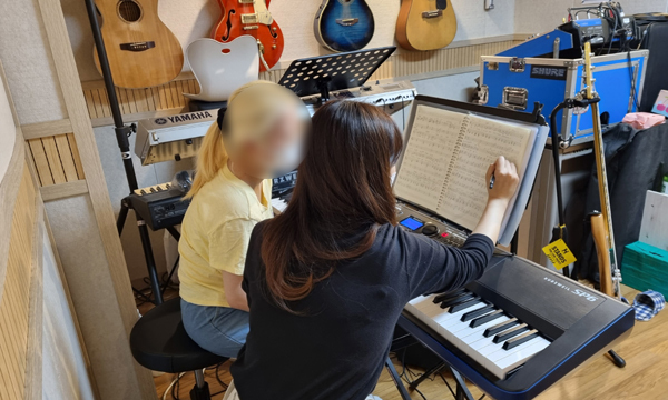 13일 서울 중랑구에 있는 대안교육기관 ‘내일더하기’에서 이모(20)씨가 작곡 수업을 받고 있다.