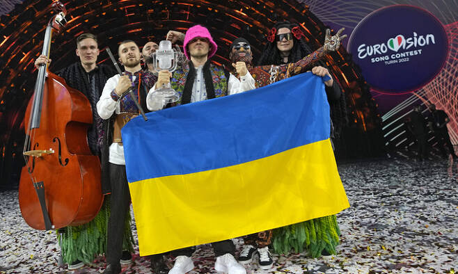 우크라이나 밴드그룹 칼루시 오케스트라가 14일(현지시간) 유럽 최대 팝음악 경연인 유로비전 송콘테스트에서 우승한 뒤 트로피와 국기를 들고 기뻐하고 있다. 토리노= AP연합뉴스
