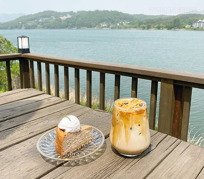 남한강을 코앞에서 바라보며 음료와 디저트를 즐길 수 있다.