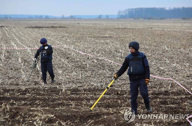 "농부 다칠라"…지뢰 찾는 우크라 폭탄제거반 [AFP 연합뉴스 자료사진, 재판매 및 DB 금지]