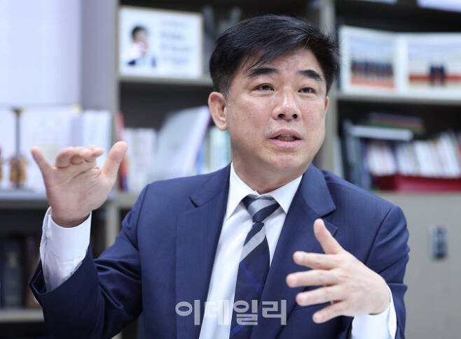 [이데일리 노진환 기자] 김병욱 더불어민주당 의원이 12일 오전 서울 여의도 국회 의원회관에서 이데일리와 인터뷰를 하고 있다.
