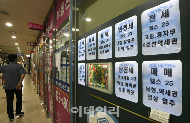 [이데일리 방인권 기자] 서울 송파구의 한 아파트 단지 내 공인중개업소에 아파트 시세표가 붙어 있다.