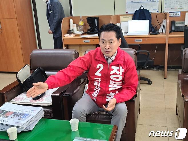 장동혁 국민의힘 보령서천 국회의원 후보가 16일 충남 보령시청 기자실에서 기자들의 질문에 답변하고 있다.© 뉴스1