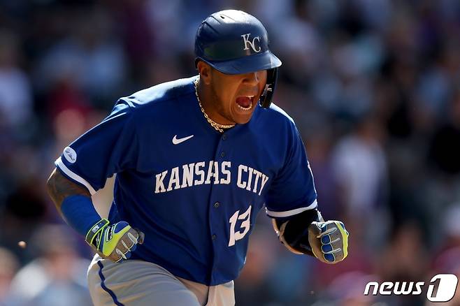 캔자스시티 로열스의 살바도르 페레스가 16일(한국시간) 메이저리그 콜로라도 로키스전에서 9회 역전 결승타를 친 후 포효하고 있다. © AFP=뉴스1