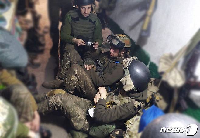 14일(현지시간) 우크라이나 마리우폴의 폐허가 된 아조우스탈 제철소에서 병사가 휴식을 하고 있다. © AFP=뉴스1 © News1 우동명 기자