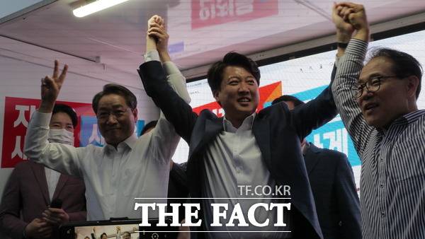 이준석 국민의힘 대표가 16일 인천 계양구 계양역 유세차량에 올라 유정복과 윤형선 후보의 지지를 호소하고 있다. /인천=지우현 기자