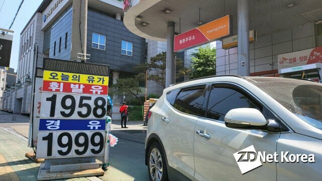 지난 11일 이후 경유 가격은 고공행진을 이어가고 있다. 16일 서울의 한 주유소에서는 경유가 휘발유 가격보다 비싸게 판매되고 있다.