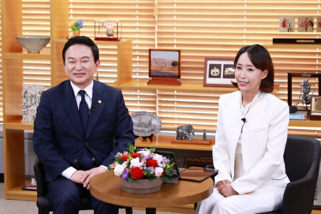 원희룡 국토교통부 장관(왼쪽)이 유튜브 온라인 취임식을 마치고 실시간 Q&A를 하고 있다.