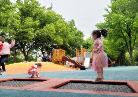 달맞이공원에서 뛰노는 아이들