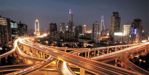 지난 2020년 상하이(上海)의 마천루로 향하는 야간 고속도로가 자동차들의 불빛으로 물들어 있다.