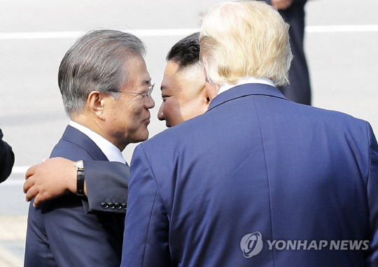 2019년 6월 30일 당시 문재인 대통령이 판문점에서 도널드 트럼프 미국 대통령과 만난 뒤 북으로 돌아가는 김정은 국무위원장을 포옹으로 배웅하고 있다.[사진=연합뉴스]