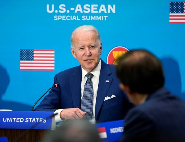 조 바이든 미국 대통령이 13일 수도 워싱턴 국무부 청사에서 열린 미-아세안(ASEAN·동남아시아국가연합) 정상회의에 참석해 아세안 국가에 중국 견제를 위한 각종 동맹에 참여해 달라는 뜻을 강조했다. 워싱턴=AP 뉴시스