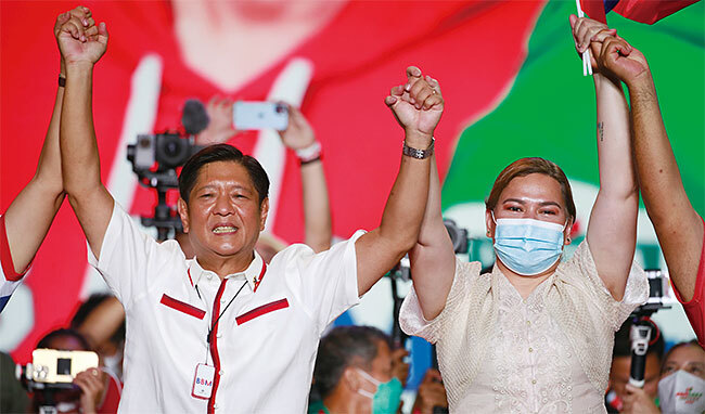필리핀에서 아버지의 뒤를 이어 36년 만에 대통령 자리에 오르는 마르코스 주니어(사진 왼쪽) 당선인과 부통령으로 선출된 현 로드리고 두테르테 대통령의 딸 사라 두테르테. 사진 EPA연합