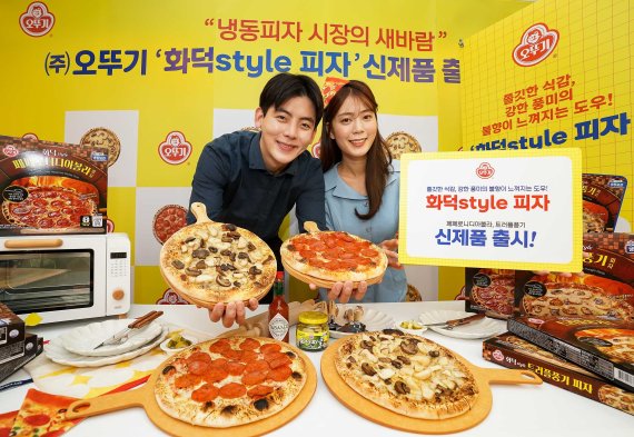 오뚜기 모델들이 16일 서울 성동구 소재 이탈리안 음식점 마리오네에서 ‘화덕style 피자’ 신제품 2종을 소개하고 있다.