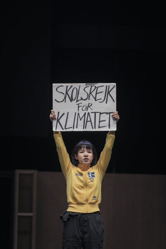 연극 '기후비상사태: 리허설' 공연 장면. 국립극단 제공