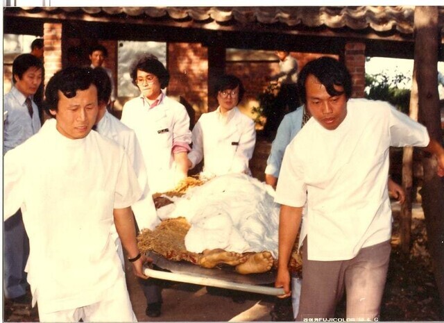 1980년 5·18 당시 의료진과 시민들이 부상자를 병원으로 옮기고 있다. 고 헌트리 목사가 찍은 이 사진은 당시 급박했던 순간을 보여준다. 5·18민주화운동기록관 제공
