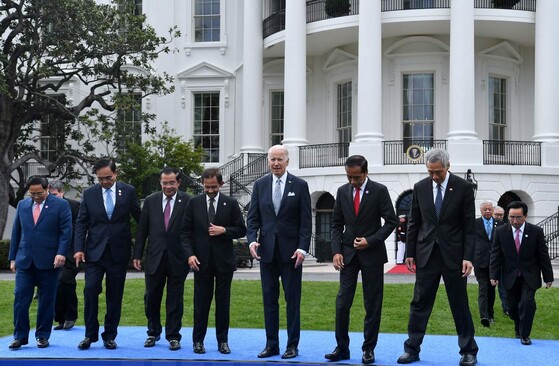 조 바이든 미국 대통령이 12일(현지시각) 백악관 사우스론에서 특별정상회의에 참석하는 동남아국가연합(아세안) 지도자들과 단체 사진을 찍고 있다. 연합뉴스