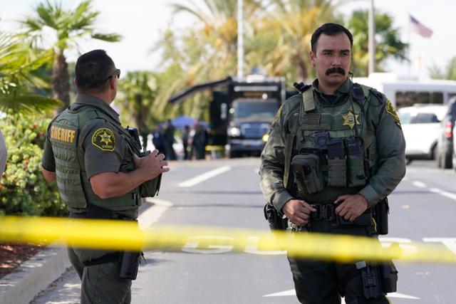 15일 총기 난사 사고가 발생한 미국 캘리포니아주 오렌지카운티의 한 교회 앞에 경찰관들이 서 있다. 이날 사고로 1명이 죽고 5명이 부상을 당했다. 라구나우즈=AP 연합뉴스