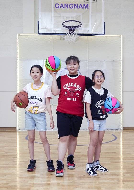 왼쪽부터 김채원·김시현·유은서 학생기자가 스타피쉬 실내체육관 유고걸(서울 강남구)에서 농구 기초 스킬을 배웠다.