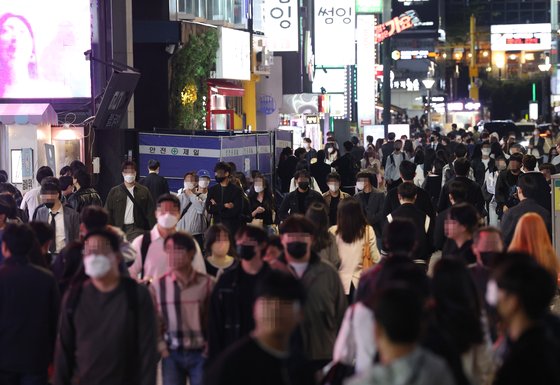 지난달 29일 오후 서울 강남역 인근 거리가 저녁을 즐기려는 시민들로 붐비고 있다. 연합뉴스