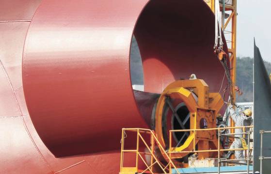 지난 1월 25일 국대 빅3 조선소 중 한 곳인 경남 거제시 대우조선해양 본사에서 숙련공이 일하는 모습. 연합뉴스