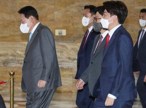 윤석열 대통령이 16일 서울 여의도 국회에서 열린 본회의에서 코로나19 손실보상을 위한 추가경정예산(추경)안에 대한 시정연설을 한 뒤 본회의장을 나서고 있다. 오른쪽은 국민의힘 이준석 대표와 권성동 원내대표. 김성룡 기자