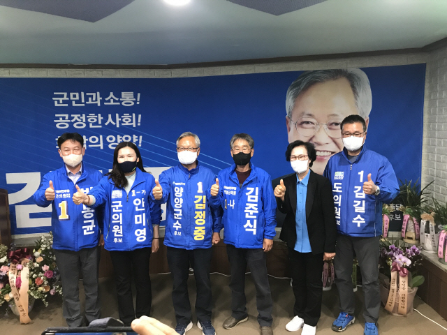 ▲ 더불어민주당 김정중 양양군수후보 선거사무실 개소식에서 김후보와 지방선거 출마자들이 선전을 다짐하고 있다.
