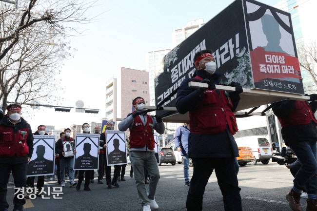 상여 모양 선전물을 든 민주노총 조합원들이 지난 3월3일 서울 마포구 한국경영자총협회 건물 앞에서‘여천NCC 폭발사고 진상규명 및 책임자 처벌과 중대재해 대책 수립’을 촉구하는 집회를 연 후 더불어민주당·국민의힘에 요구안을 전달하기 위해 여의도 방향으로 행진하고 있다. 한수빈 기자