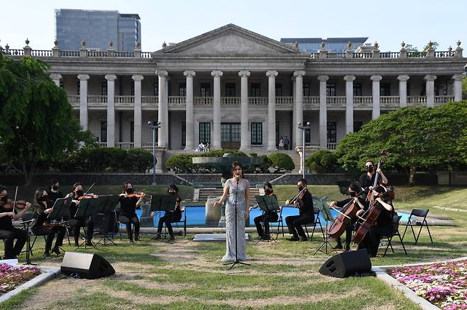 Korean National Symphony Orchestra members perform during the Deoksugung Spring Concert held in front of Seokjojeon in Deoksugung in May 2021. (CHA)