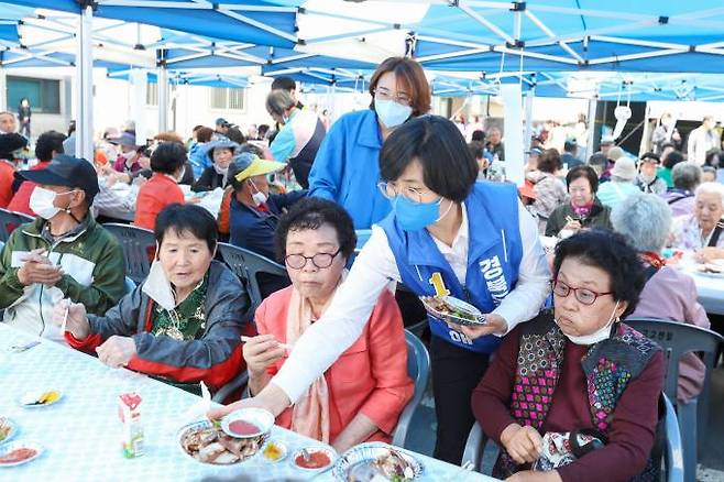 임미애 후보가 어르신 무료급식 봉사활동을 하고 있다.(임미애 후보 제공) 2022.05.16.