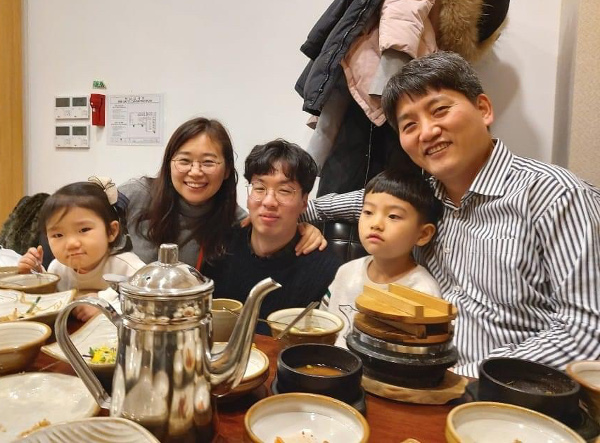 2020년 12월 윤도현씨가 입양 후 가족들과 첫 외식을 하며 찍은 기념사진. 윤도현씨 제공