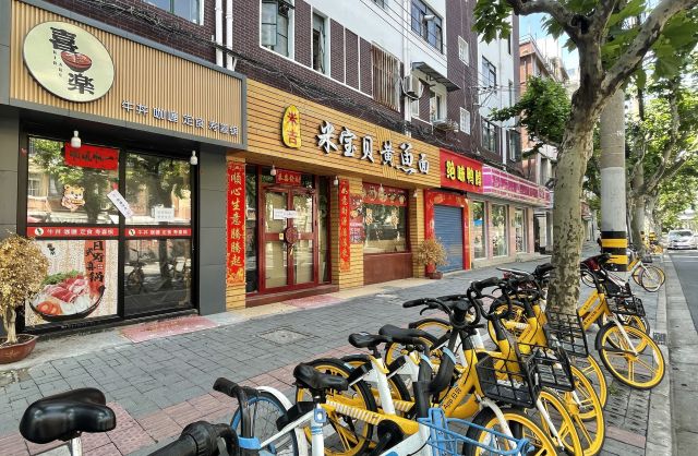 지난 14일 봉쇄된 중국 상하이의 한 음식점 출입문에 봉인 스티커가 붙어 있다. 상하이의 상점들은 운영 중단 지시를 받아 두 달 넘게 장사를 하지 못하고 있다. 연합뉴스