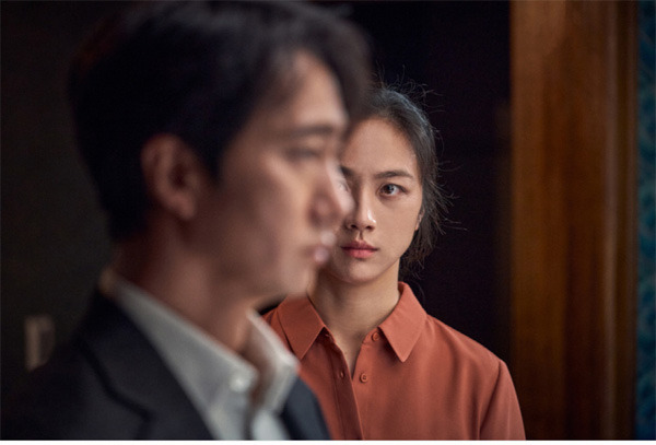 영화 `헤어질 결심`의 주연 배우 탕웨이(뒤)와 박해일. [사진 제공 = CJ ENM]