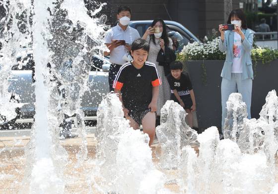 초여름 더위가 찾아온 지난 5월 16일 오후 서울 중구 서울시청 앞 광장 분수대에서 시민들이 더위를 식히고 있다. /사진=뉴스1