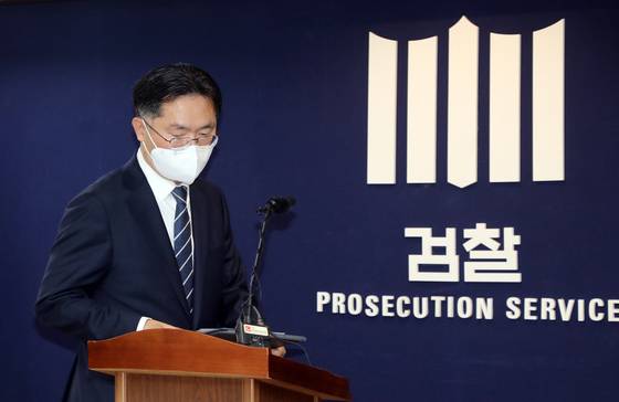 (서울=뉴스1) 황기선 기자 = 이정수 서울중앙지방검찰청장(검사장)이 26일 오전 서울 서초구 중앙지검 브리핑실에서 열린 '검찰청법-형사소송법 개정안 중재안관련 설명회'에서 모두발언을 위해 발걸음을 옮기고 있다. 이날 중앙지검은 '검수완박(검찰 수사권 완전 박탈)' 중재안에 대해 "국민적 우려가 큰 국회 중재안을 재고해 달라"고 촉구했다. 2022.4.26/뉴스1